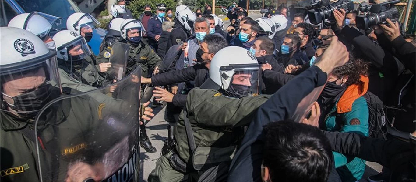 Θεσσαλονίκη: Έφοδος της αστυνομίας στο ΑΠΘ - Τουλάχιστον 27 προσαγωγές - Λιποθύμησε φοιτήτρια (βίντεο)